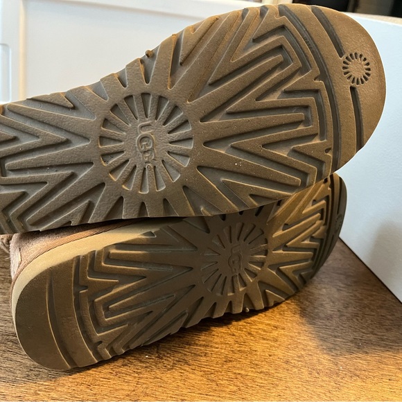 WOMEN’S UGG SHORT BOOTS - Picture 7 of 8